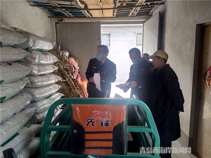圖為西海岸新區(qū)農(nóng)業(yè)綜合行政執(zhí)法大隊執(zhí)法隊員在檢查肥料經(jīng)營情況。.jpg