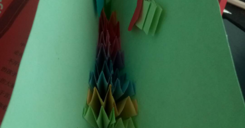 小小賀卡，架起愛與心的橋梁